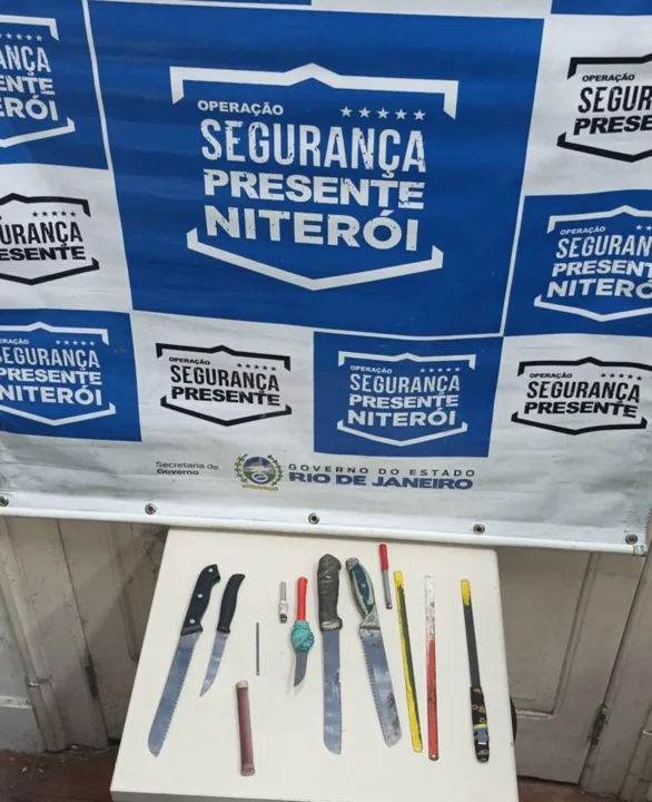 Os detidos foram levados à 76ªDP (Niterói) e autuados por posse de drogas e armas brancas