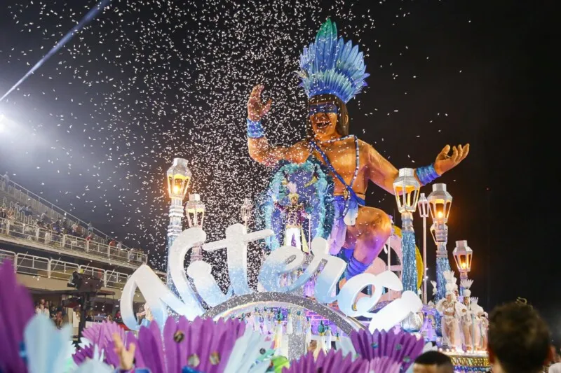 O enredo desenvolvido pelo carnavalesco André Rodrigues rememora o Carnaval de 1946, primeiro pós Segunda Guerra