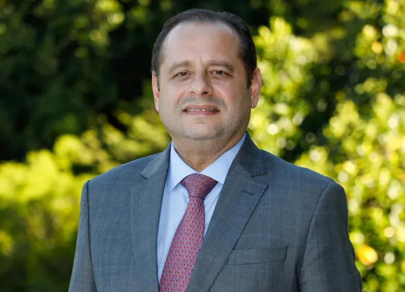 Ele é graduado em direito, pós-graduando em direito ambiental e em administração pública; além de ser presidente do Conselho Fiscal da Companhia Estadual de Habitação e membro do Conselho Fiscal da Companhia Docas do Rio