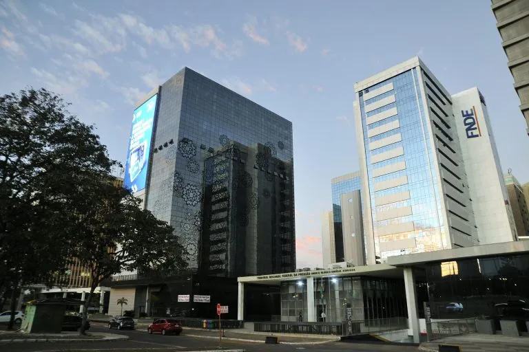 A MP abrange obras com recursos do FNDE