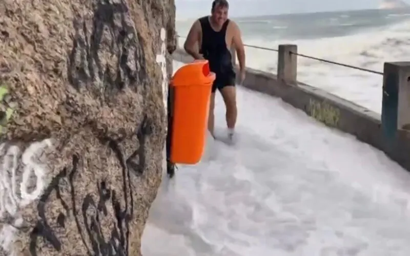Dois homens e um adolescentes também foram surpreendidos por uma grande onda que invadiu o mirante, mas conseguiram sair do local.