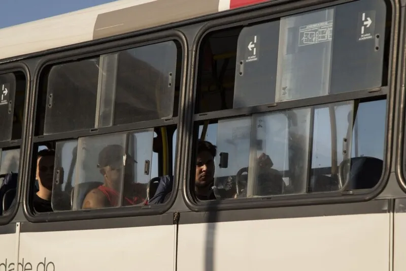 De acordo com a secretária de transporte, o sistema vai obrigar as empresas a ligarem o ar condicionado