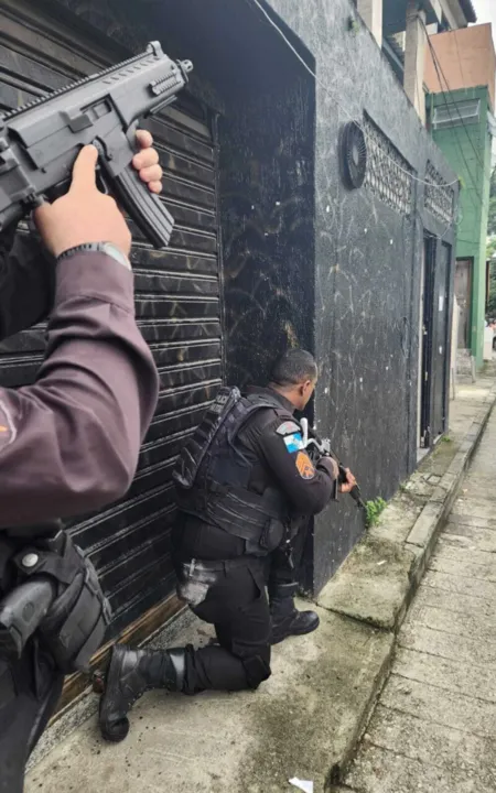 Ao mesmo tempo, 13 comunidades do Rio tiveram operação da PM