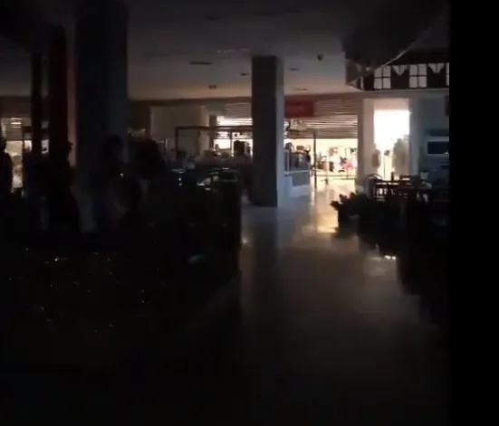 Clientes e lojistas foram pegos de surpresa com a falta de energia