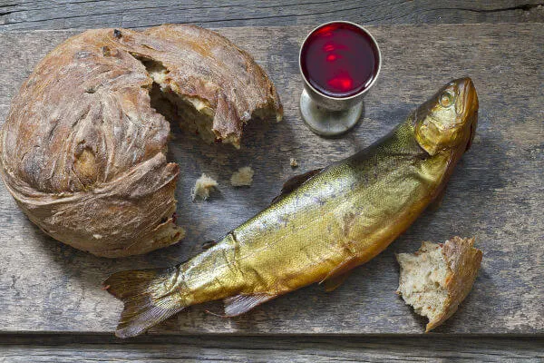 A abstinência de carne vermelha e frango simbolizam o respeito pelo sangue derramado de Jesus Cristo