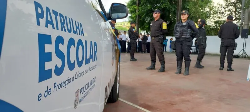 O programa coloca policiais militares nas escolas em horários de pico