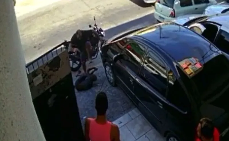 Homem pisou por pelo menos duas vezes na cabeça do menino, que foi hospitalizado