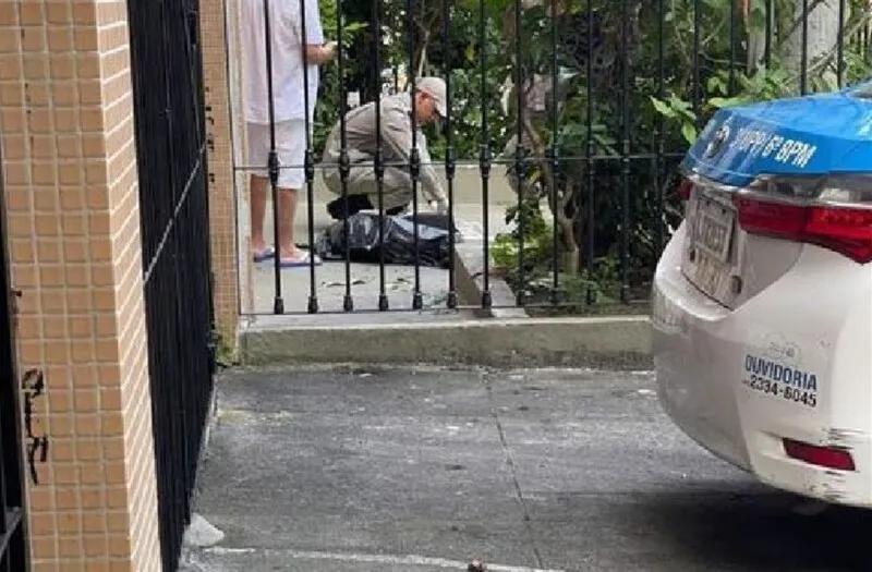 Corpo do menino caiu na calçada do prédio onde ele morava, em Andaraí