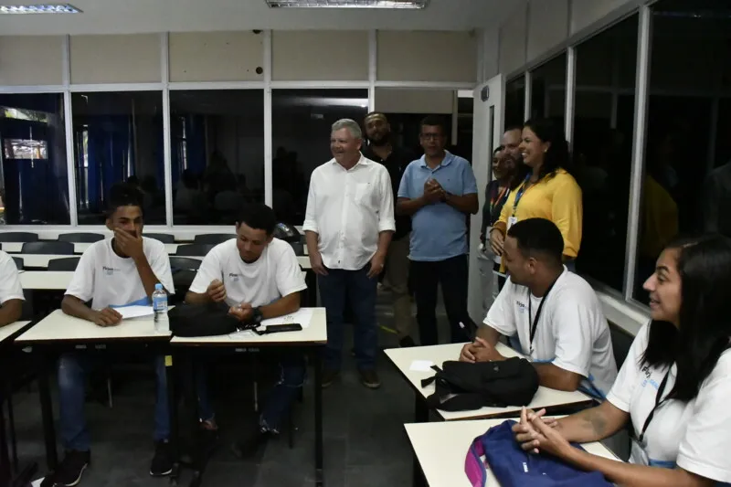 Nesta segunda-feira (23), o prefeito esteve na sede da Firjan/Sesi/Senai, que fica no Barreto, para conhecer as instalações e conversar com os novos alunos do projeto