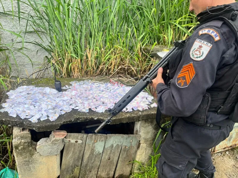Na operação, os policiais ainda apreenderam drogas e  rádio comunicador