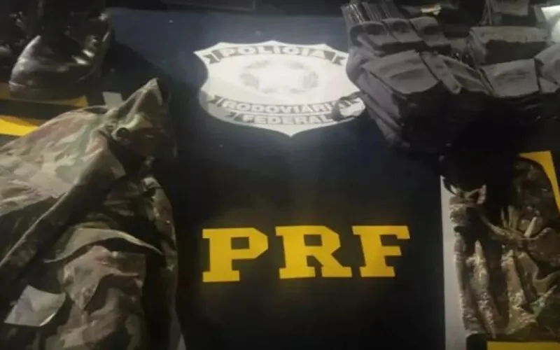 Uniformes militares foram encontrados dentro do veículo
