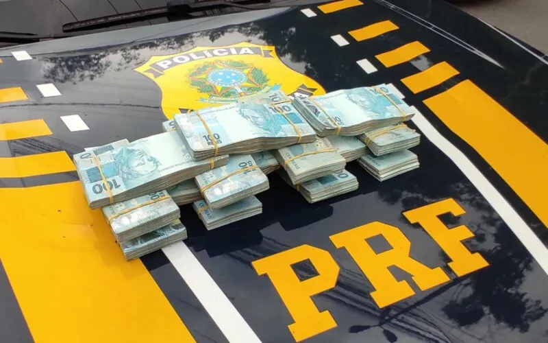 A PRF apreendeu R$ 140 mil em Petrópolis
