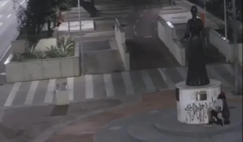 Momento da depredação foi flagrado por câmeras do Centro de Operações Rio em Copacabana
