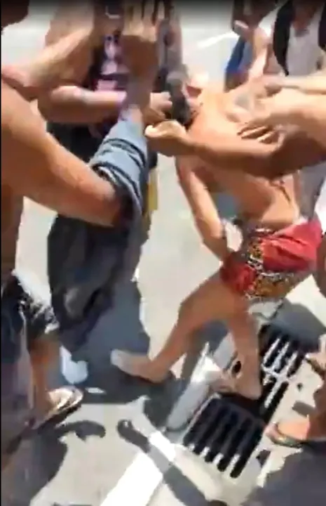 A briga começou na calçada e foi parar na Avenida Embaixador Abelardo Bueno, na Barra