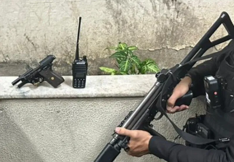 Arma e rádio transmissor foram encontrados com suspeitos