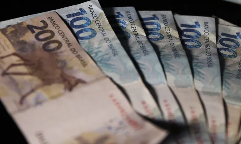 Até 2019, o salário mínimo era reajustado segundo uma fórmula que previa o crescimento do Produto Interno Bruto (PIB)