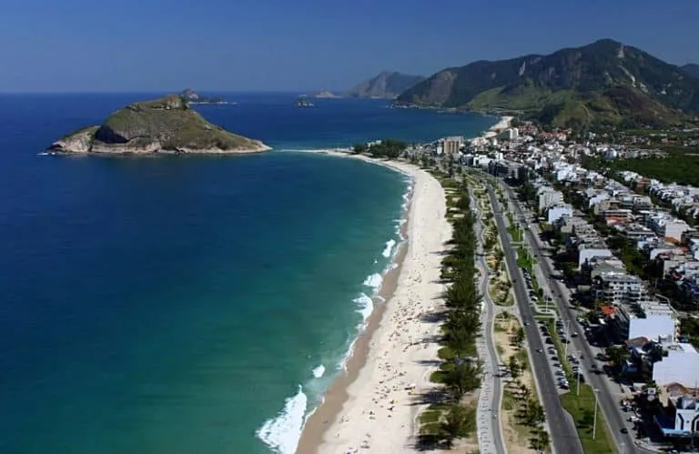 O quiosque fica na praia do Recreio dos Bandeirantes