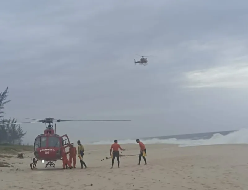 Um jovem de 19 anos foi resgatado por volta das 6h, na altura da Rua 70, na praia de Itaipuaçu, com auxílio de um helicóptero do Corpo de Bombeiros
