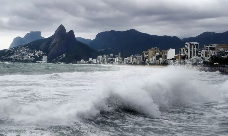 Ondas de até 3 metros de altura  podem atingir o litoral do Rio, nesta quarta (17) e quinta (18).