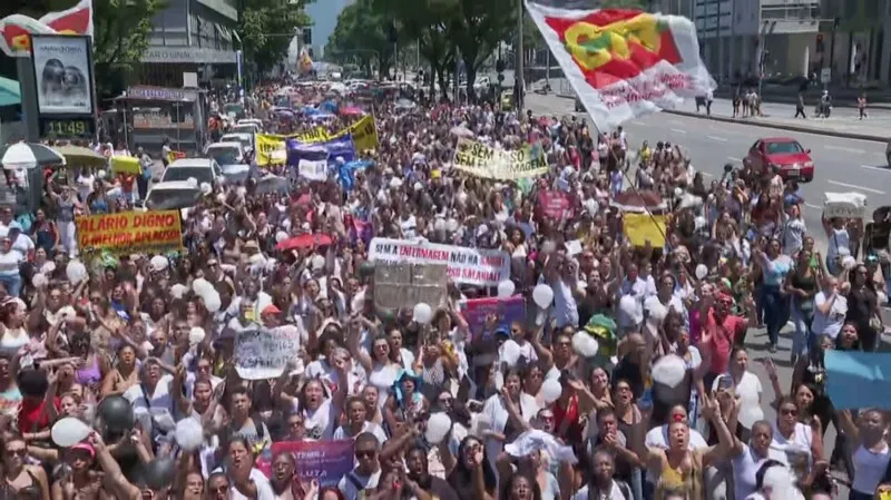 Profissionais fazem manifestação pedindo piso salarial para enfermagem