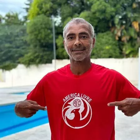" A chapa América Livre vai levar nosso time, esse patrimônio do Rio de Janeiro, à elite do futebol", postou Romário no Instagram.