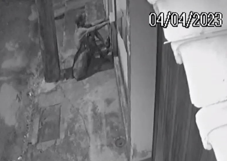 Câmera flagrou homem furtando hidrômetro de residência