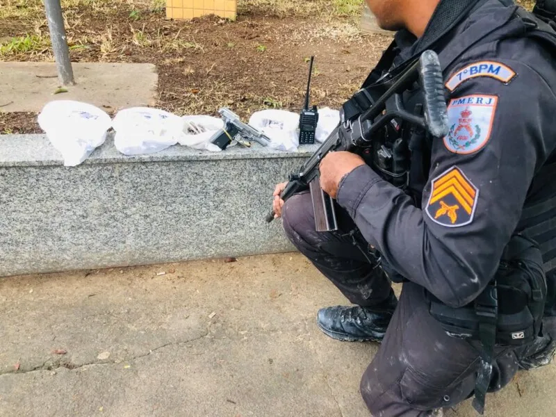Com eles, foram encontradas drogas, uma pistola e rádios transmissores