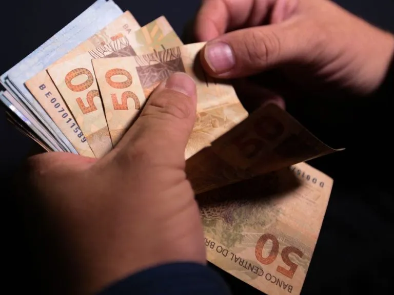 O valor do salário mínimo médio ao considerar todos os países foi de R$1.751