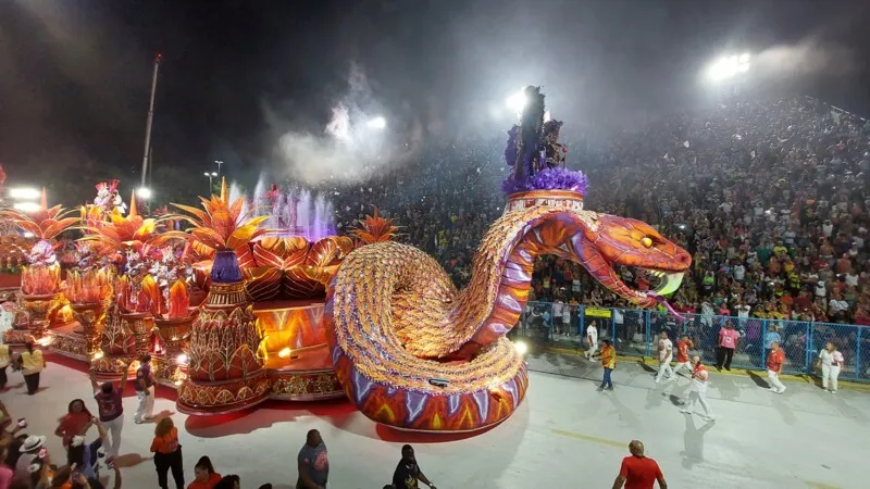 O carnavalesco Edson Pereira contou ter se inspirado no trabalho do saudoso Joãozinho Trinta, considerado uma lenda do Carnaval, para criar o enredo