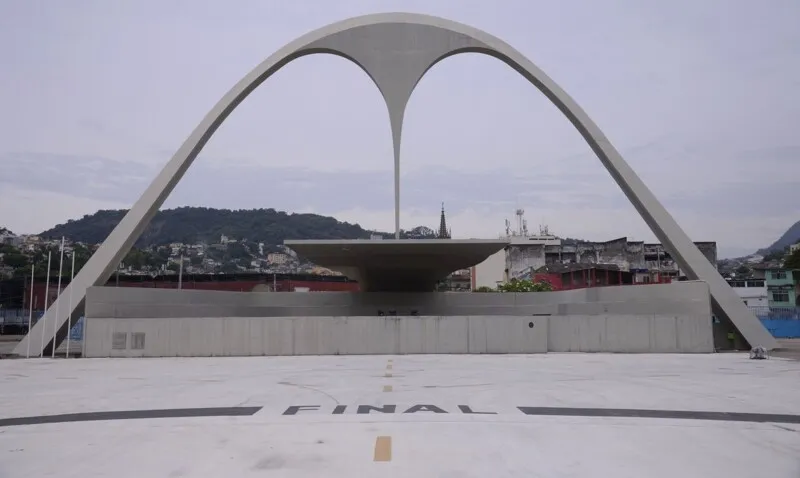 A Promotoria de Justiça requer que a Light, através do município, providencie a retirada imediata do poste localizado na Rua Frei Caneca