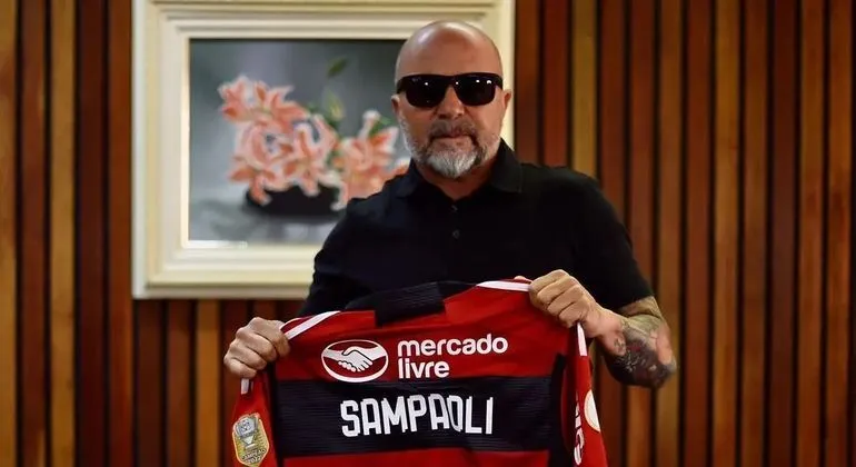 Jorge Sampaoli, novo técnico do Flamengo, foi apresentado oficialmente pelo presidente do clube Rodolfo Landim, nesta segunda-feira (17), no Ninho do Urubu.