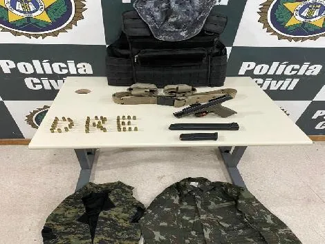 Ele vai responder pelos crimes de porte de arma de fogo e milícia armada