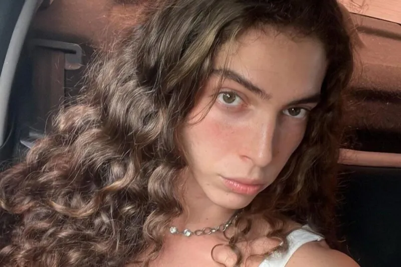 A atriz afirma ter sido tratada com pronomes masculinos por funcionários do estabelecimento, na noite da última quarta (8)