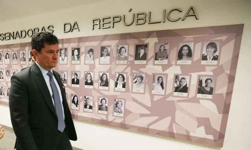 Moro aparece em conversa com pessoas não identificadas