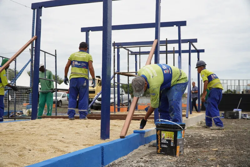 "Chuveirões" foram instalados próximos à quadra de areia para os gonçalenses se refrescarem ao longo do evento