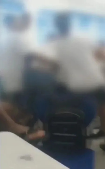 O vídeo postado nas redes sociais, mostra o autista sendo agredido, enquanto outros incentivam a violência