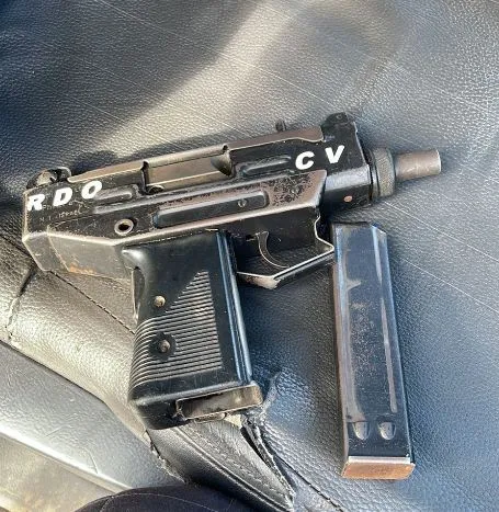 Arma tinha identificação do Comando Vermelho adesivada