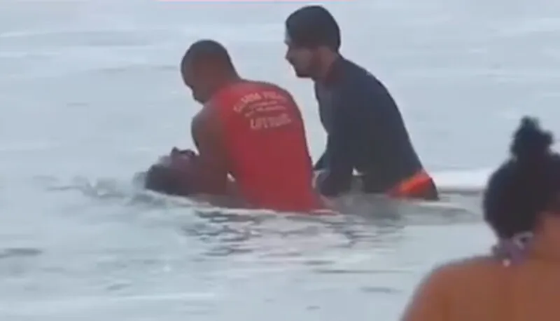 Surfista em estado grave é resgatado pelos Bombeiros em praia do Rio