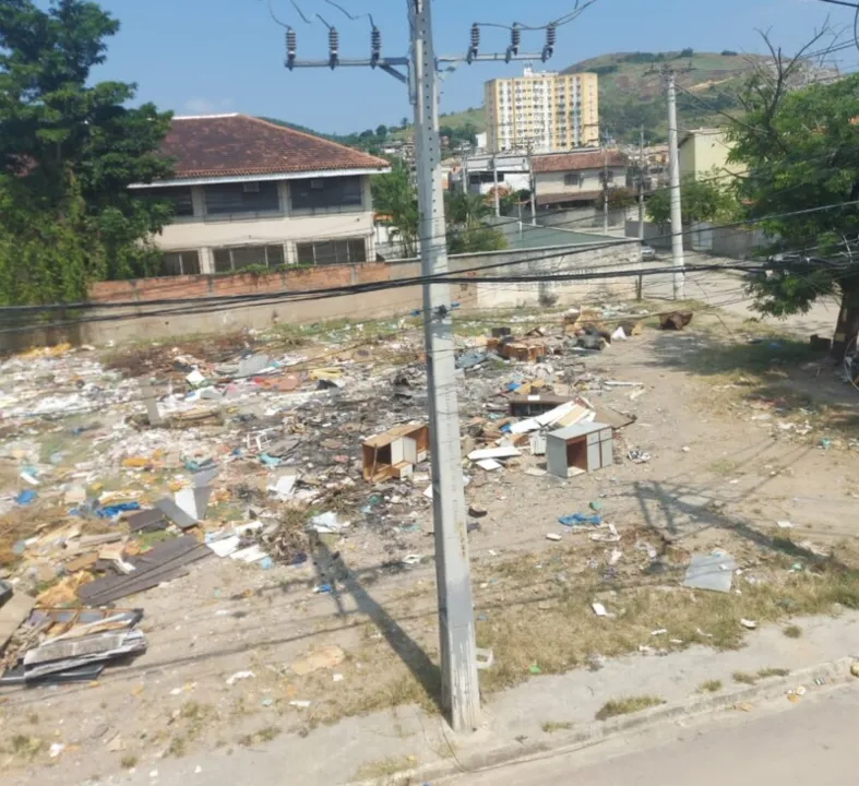 Terreno acumula lixo e preocupa vizinhos