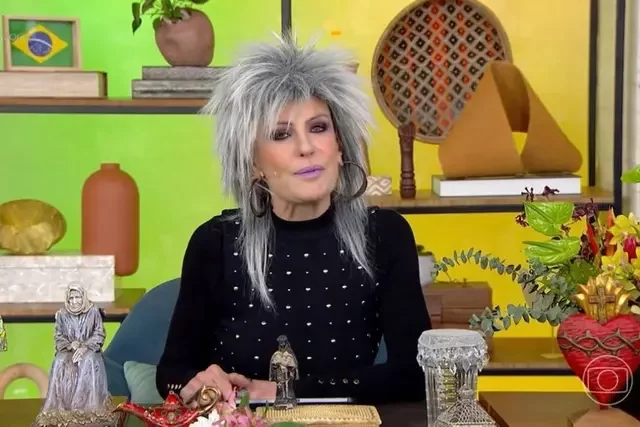 Inspirada no look da artista, a apresentadora usou uma peruca no estilo usado pela cantora americana, nos anos 80 e 90