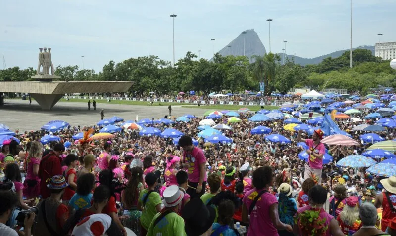 Blocos reúnem multidões no Rio