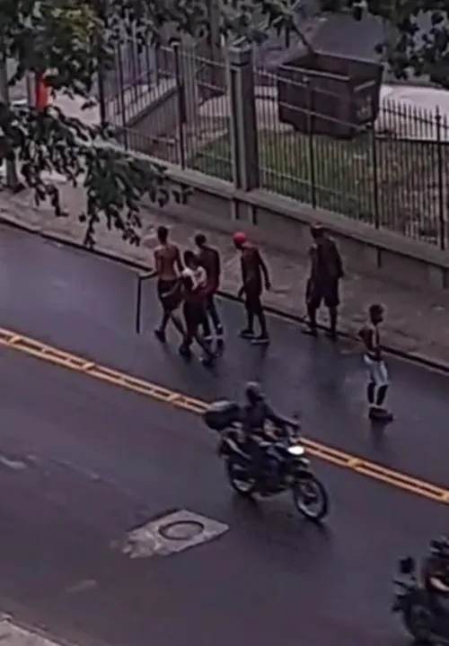 Homem carrega pedaço de pau após briga de torcedores de Flamengo e Vasco
