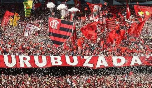 A torcida do Flamengo carregava paus, porretes e tinha alguns mascarados
