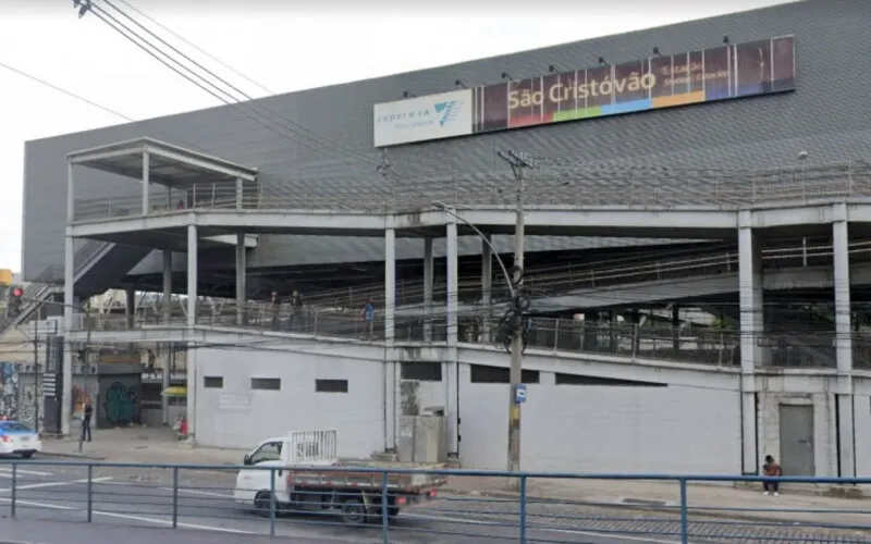 Um homem armado com uma faca rendeu e assaltou dois funcionários da Supervia, na tarde deste domingo (16), na estação de trem de São Cristóvão, na Zona Norte do Rio.