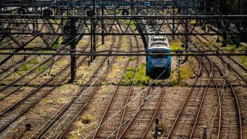 A malha ferroviária da Supervia compreende 5 ramais e 104 estações.