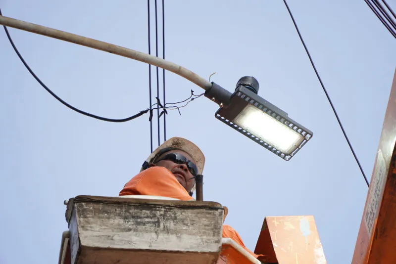 Durante o trabalho por todo o município, estão sendo utilizados mais de 20 caminhões de iluminação pública