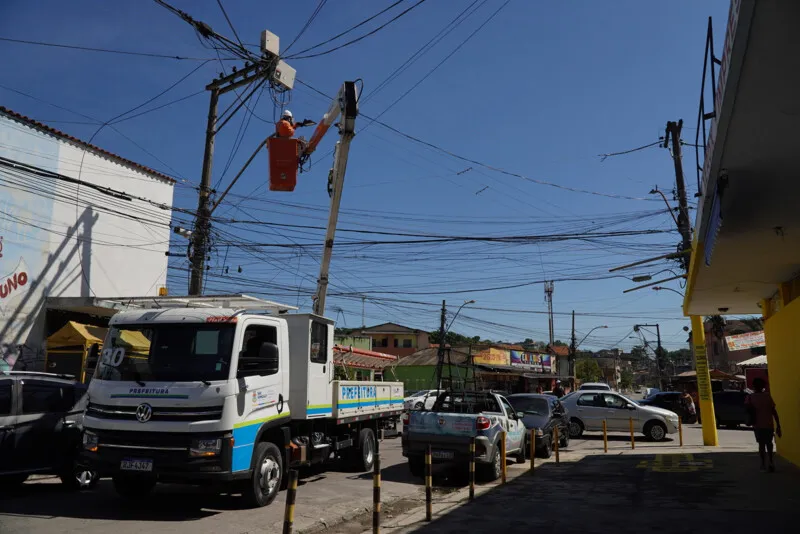 As equipes seguem atendendo aos chamados de conserto de algumas lâmpadas queimadas