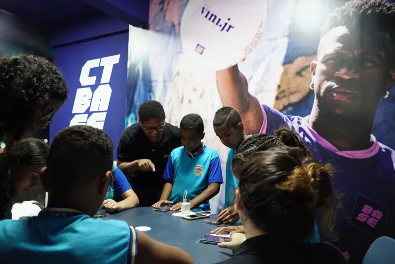 O CT Base é uma sala de inovação tecnológica com decoração totalmente inspirada no futebol