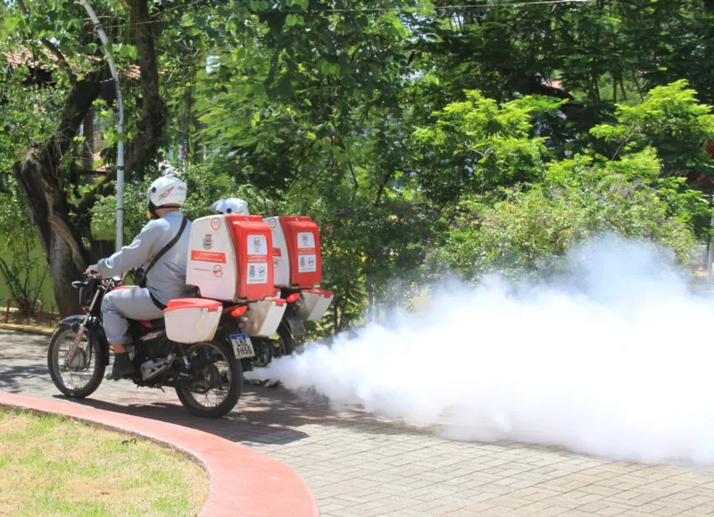 O trabalho de sanitização é realizado com as motofogs para desinfectar os ambientes contra o coronavírus