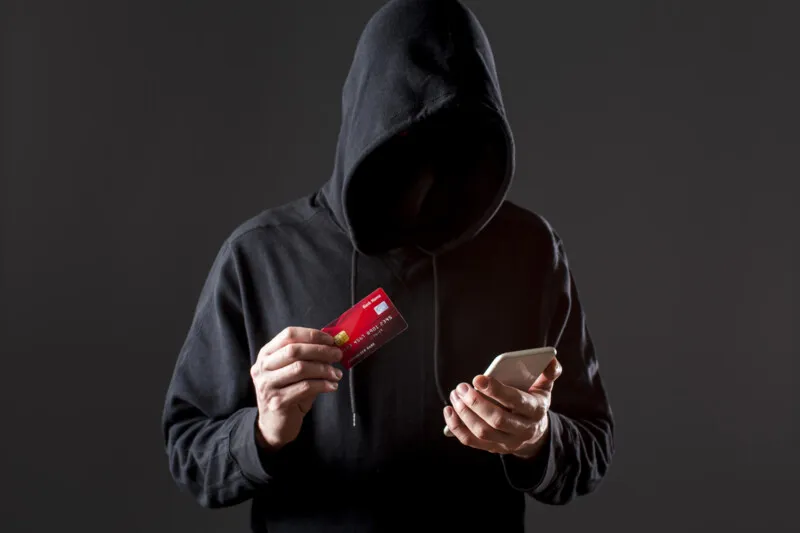 O link feito pelos criminosos leva a um site de conteúdo adulto e lá o interessado faz um cadastro em que é solicitado os dados do cartão de crédito